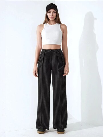 Hiccup Wide leg Trousers with creases in Black