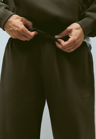 Tapered Pantaloni di Bershka in verde