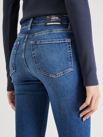 ARMEDANGELS Flared Jeans 'Anama' i blå