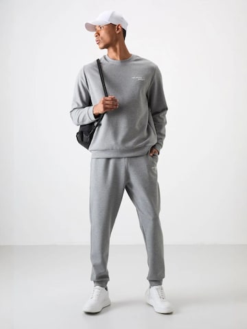 Tommy Life Joggingpak in Grijs: voorkant