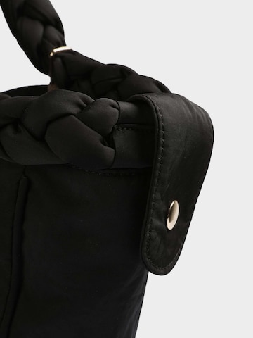 Scalpers Shoulder Bag in Black