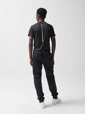 Tapered Pantaloni de la NoWear pe negru: spate