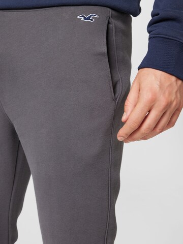 HOLLISTER Tapered Pants in Grey