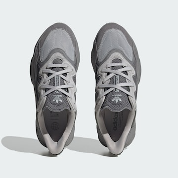 Chaussure de sport 'Ozweego' ADIDAS ORIGINALS en gris