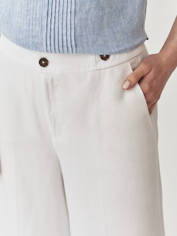 TATUUM - Pierna ancha Pantalón de pinzas 'MASKANO' en blanco