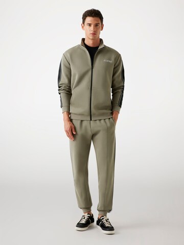 GUESS Tapered Hose in Grün