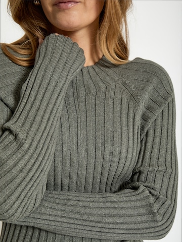 Robes en maille 'Anna' Peppercorn en gris