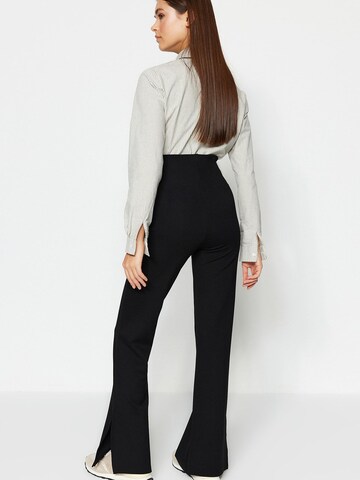 Flared Pantaloni di Trendyol in nero