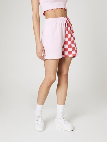 florence by mills exclusive for ABOUT YOU Regular Shorts 'Sunlit Meadow' (GOTS) in Pink: predná strana