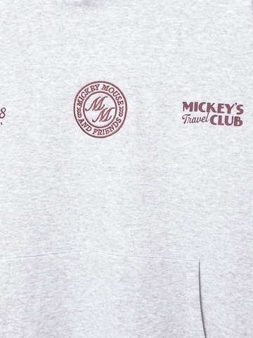 Sweat-shirt 'MICKEY´S TRAVEL CLUB' Pull&Bear en gris