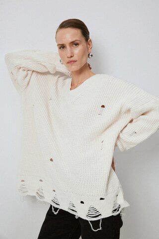 Touche Prive Sweater in White: front