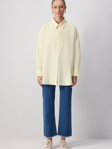 Touché Privé - Camiseta 'Oversized Poplin Shirt' en amarillo