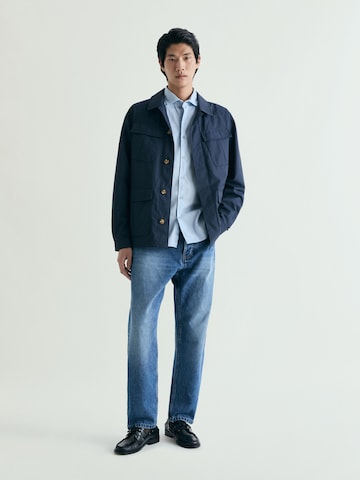 Coupe regular Chemise Scalpers en bleu : devant