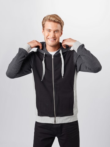 Urban Classics Zip-Up Hoodie in Black: front