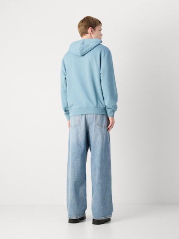 Calvin Klein Jeans Суичър в синьо: отзад