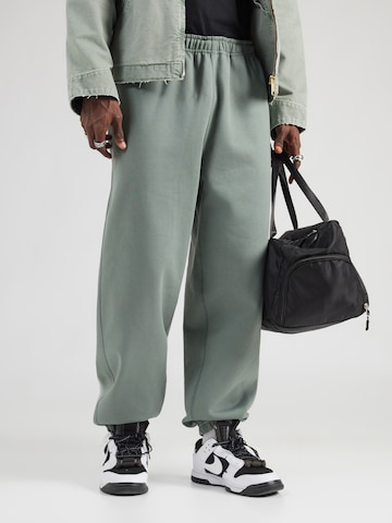 Nike Sportswear Tapered Housut 'SWSH' värissä vihreä: etupuoli
