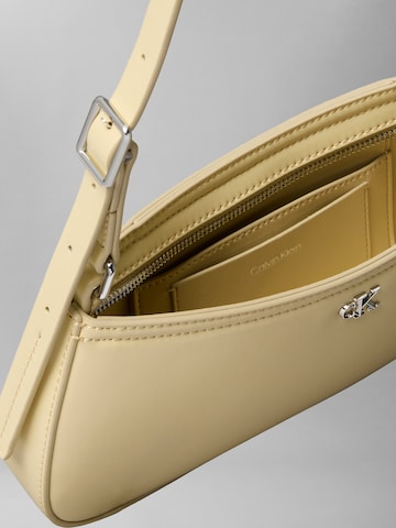 Calvin Klein Schultertasche in Gelb