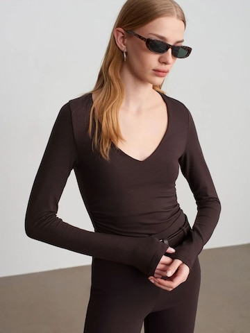 Dilvin Blouse in Brown: front