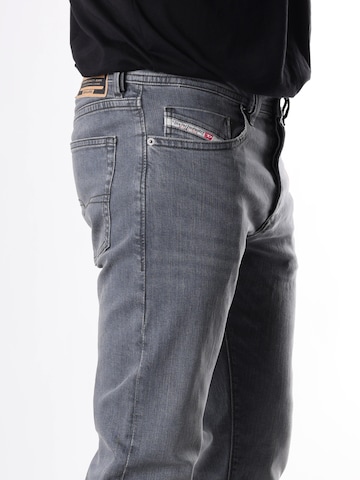 DIESEL - Tapered Vaquero 'BUSTER-X' en gris