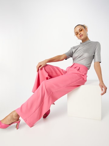 In The StyleWide Leg/ Široke nogavice Hlače s naborima 'GEMMA ATKINSON' - roza boja