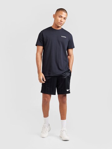 NIKE Regular Sportshorts in Schwarz