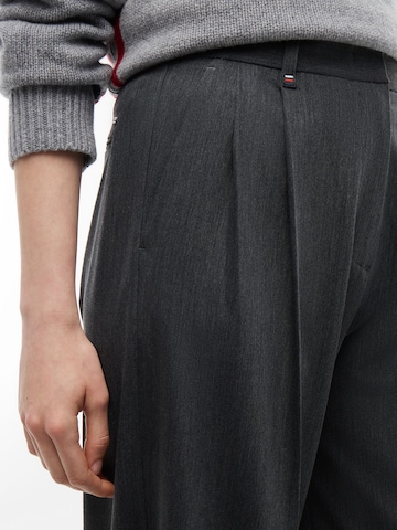 TOMMY HILFIGER Wide leg Pleat-Front Pants in Grey