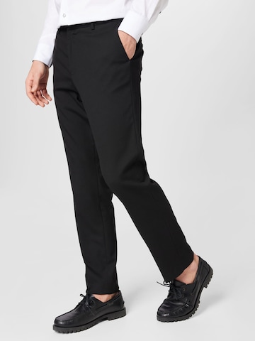 BURTON MENSWEAR LONDON Slim fit Chino trousers in Black: front