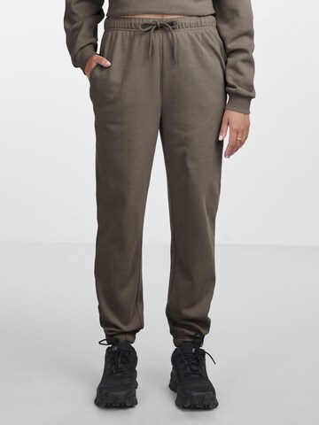 Tapered Pantaloni 'PCCHILLI' di PIECES in marrone: frontale