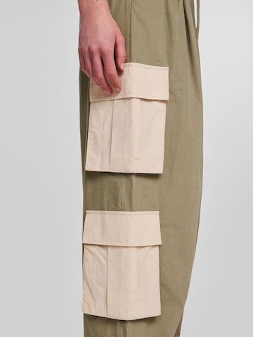 Loosefit Pantaloni 'Kim' di IIQUAL in verde