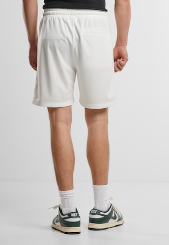 Urban Classics Regular Shorts in Weiß
