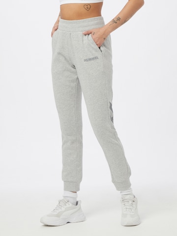 Hummel Tapered Sportbroek in Grijs: voorkant