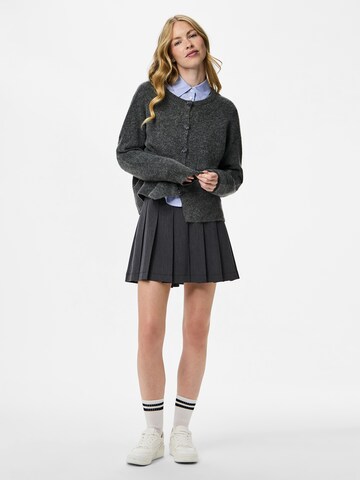 Cardigan 'PCJIKO' PIECES en gris