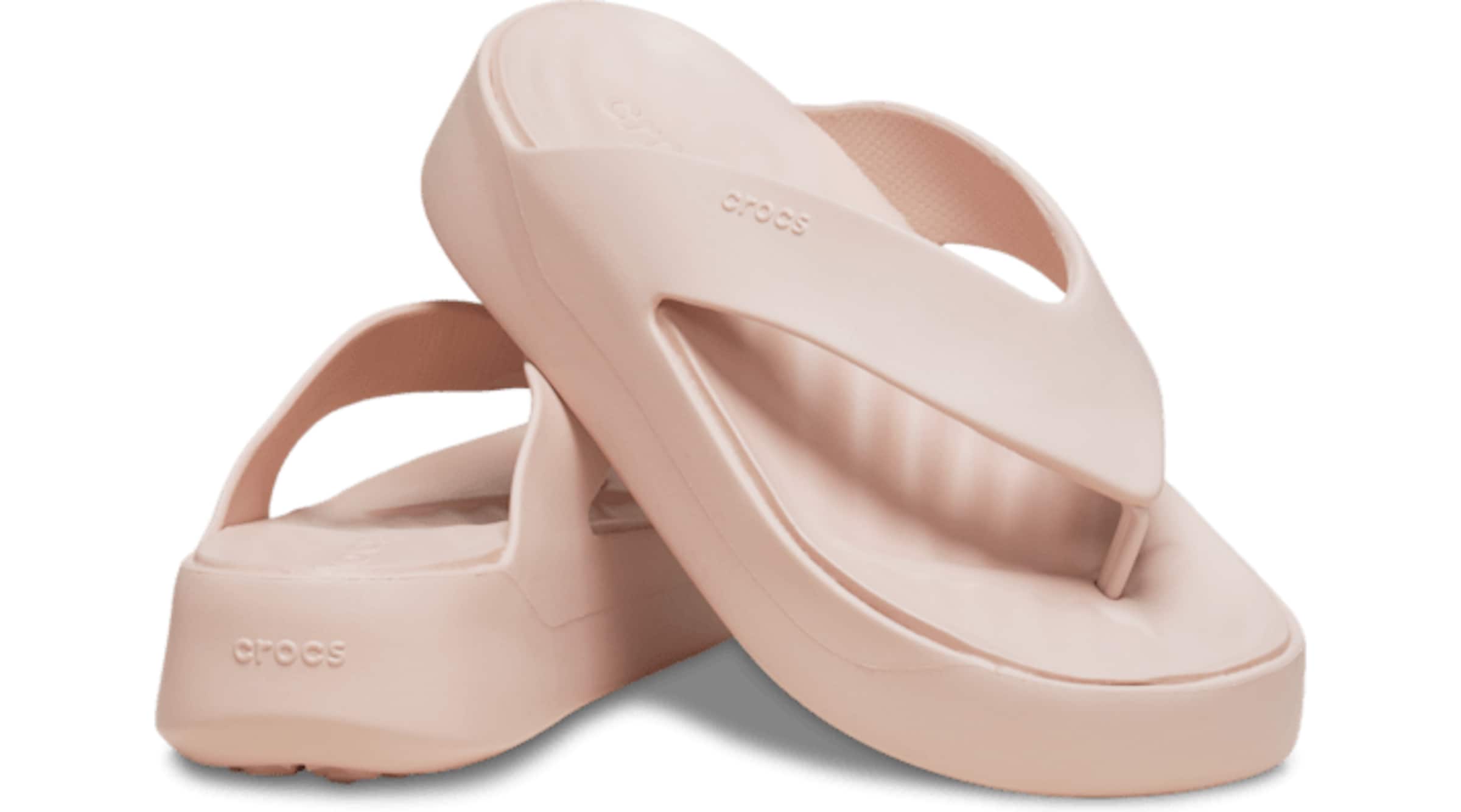 Crocs - Sandalias de dedo 'Getaway' en beige