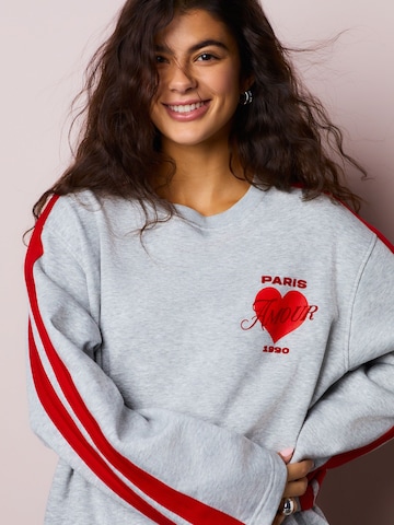 Sweat-shirt 'Valentines Paris' Next en gris