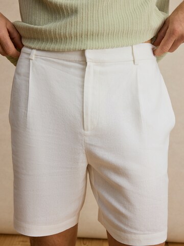 DAN FOX APPAREL Regular Панталон 'Gerrit' в бяло