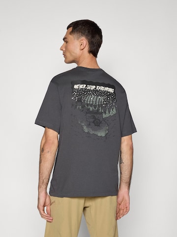 Tricou 'POWDER DAYS' de la THE NORTH FACE pe gri: față