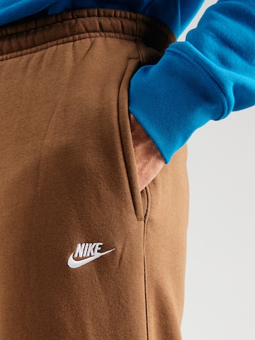 Nike Sportswear Loosefit Παντελόνι 'Club' σε καφέ