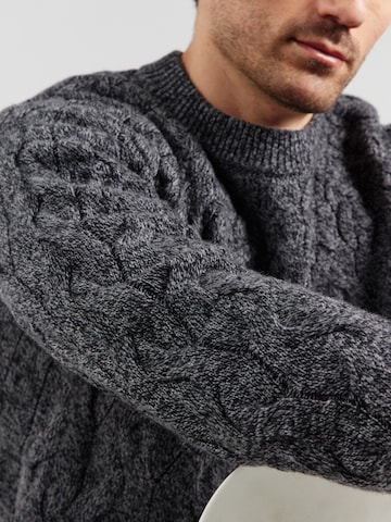 Calvin Klein Sweater in Grey