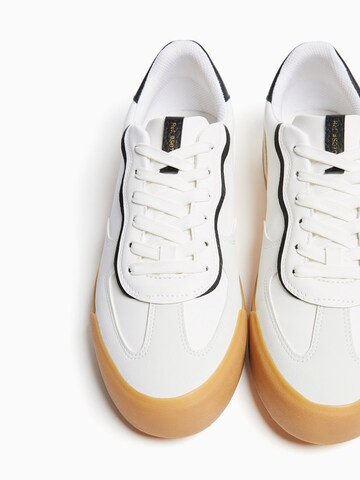 Sneaker low de la Bershka pe alb