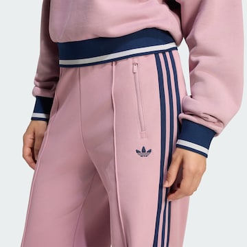 ADIDAS ORIGINALS - Loosefit Calças 'Classic' em roxo