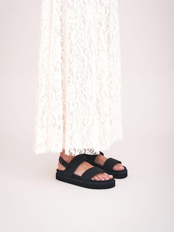 nae Vegan Shoes - Sandalias 'PALAU' en negro: frente