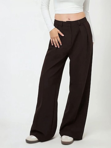 Wide leg Pantaloni 'Anzughose' di Hiccup in marrone: frontale