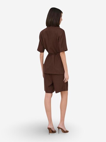 regular Pantaloni 'Jdynaomi Linen Mw Bermuda Shorts Tlr 15373939' di Jaqueline de Yong in marrone
