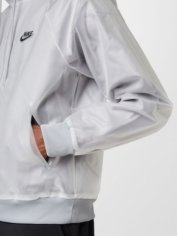 Nike Sportswear Prechodná bunda 'CIRCA WINDRUNNER' - Sivá