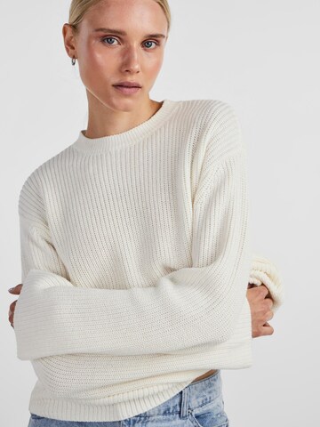 Pull-over 'SABINA' PIECES en blanc