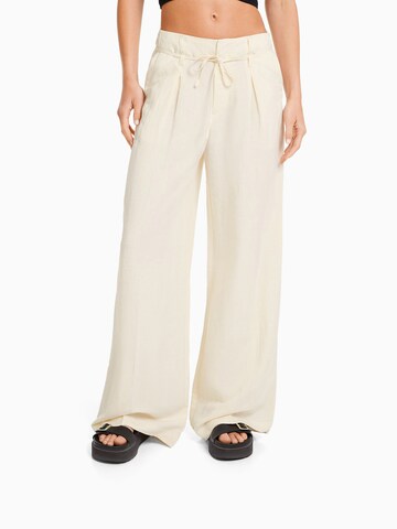 Bershka Wide leg Pleat-Front Pants in Beige: front