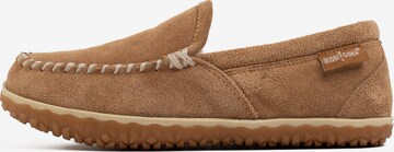 Minnetonka Mocassins 'Tempe' in Bruin: voorkant