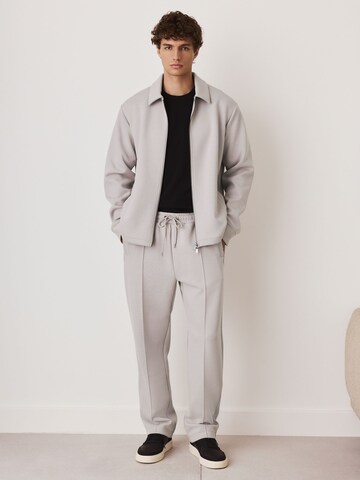 Next Слим Плиссированные брюки в Серый