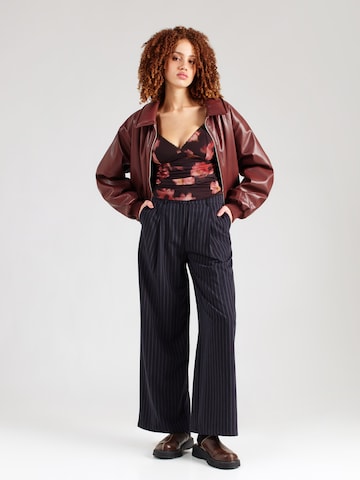 studioselect Ohlapna forma Hlače z naborki 'Elsa' | črna barva