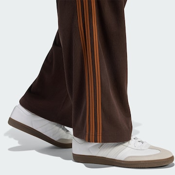 ADIDAS ORIGINALS - Loosefit Calças com pregas 'Firebird' em castanho